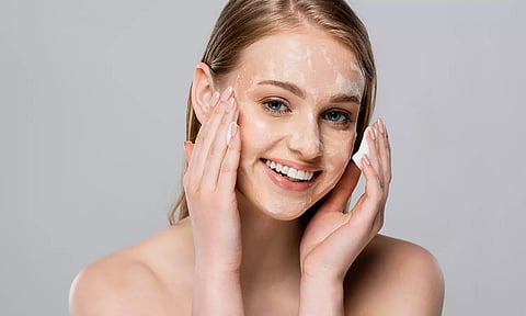 சருமத்தில் உள்ள அழுக்கை நீக்கி பிரகாசமாக்கும் மோர்