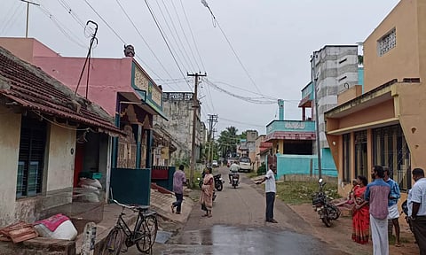 பண்ருட்டி அருகே பூங்குணம் கிராமத்தில் கொள்ளை நடந்த எதிரெதிர் வீடுகளை படத்தில் காணலாம்.