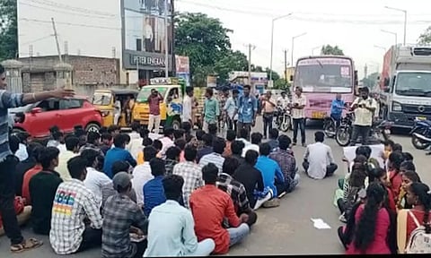 கொளஞ்சியப்பர் அரசு கல்லூரி விடுதி மாணவ- மாணவிகள் திடீர் சாலை மறியல் செய்தனர்.