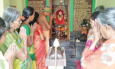பூஜை நடந்தபோது எடுத்த படம்.