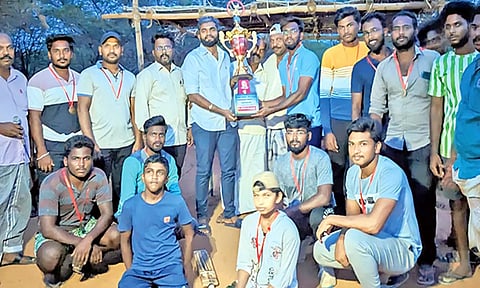 வெற்றி பெற்ற சிவலூர் அணிக்கு பரிசு வழங்கிய காட்சி.