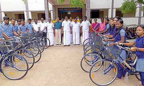 மாணவ-மாணவிகளுக்கு மார்க்கண்டேயன் எம்.எல்.ஏ., இலவச சைக்கிள்கள் வழங்கிய போது எடுத்த படம்.