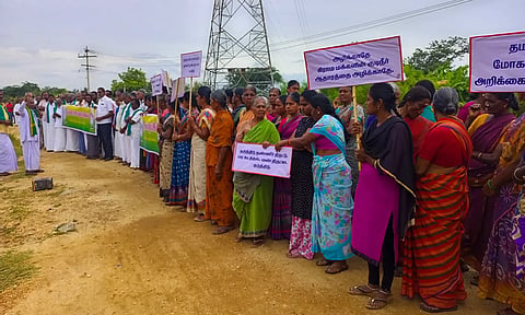 வாய்க்கால் மேடு பகுதியில் இன்று காலை கீழ்பவானி கால்வாயின் கரையில் பாசன விவசாயிகள் ஒன்று திரண்டு போராட்டத்தில் ஈடுபட்ட போது எடுத்த படம்.