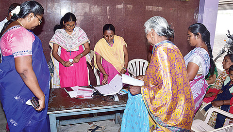 வேலூர் பேரூராட்சி பகுதிகளில் கலைஞர் மகளிர் உரிமைத் திட்டம் விண்ணப்ப பதிவு முகாமினை கலெக்டர் டாக்டர் உமா பார்வையிட்டு ஆய்வு செய்த காட்சி.