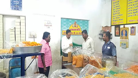 பரமத்திவேலூர் பேக்கரி கடைகளில்உணவு பாதுகாப்பு மாவட்ட நியமன அலுவலர் திடீர் சோதனை