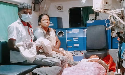108 ஆம்புலன்சில் பிறந்த குழந்தையுடன் மருத்துவ குழுவினர்.