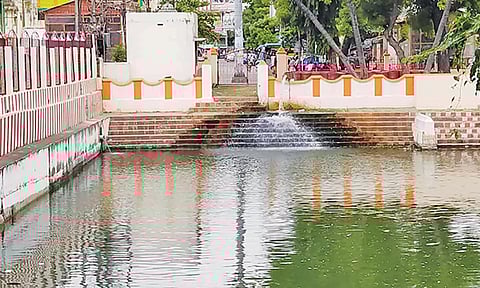 கோவில் குளத்தில் தண்ணீர் நிரப்பட்டு வருகிறது.