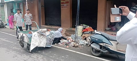 மேட்டுப்பாளையத்தில் மகன்களுடன் சேர்ந்து குப்பை அள்ளிய தி.மு.க கவுன்சிலர்