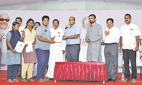 பல்வேறு போட்டிகளில் வெற்றிபெற்ற மாணவர்களுக்கு கலெக்டர் தீபக் ஜேக்கப் சான்றிதழ்கள் வழங்கினார்.