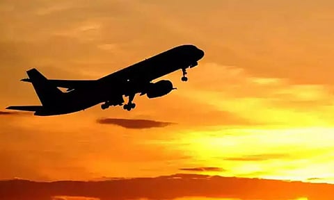 சென்னை விமான நிலையத்தில் 35 பயணிகளை ஏற்றாமல் சென்ற அபுதாபி விமானம்- பயணிகள் போராட்டத்தால் பரபரப்பு