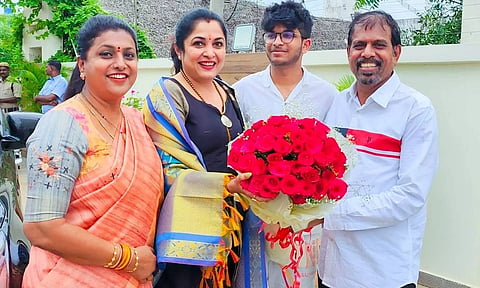 நல்ல நண்பர்கள் நட்சத்திரம் போல.. ரோஜாவை சந்தித்து கட்டியணைத்த ரம்யா கிருஷ்ணன்