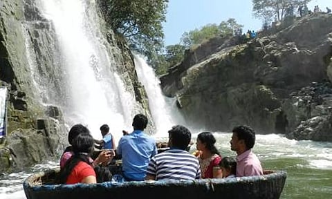 ஒகேனக்கல்லில் பரிசல் இயக்க தடை- தருமபுரி கலெக்டர் சாந்தி உத்தரவு