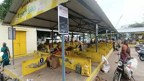 நாமக்கல் உழவர் சந்தையில் விற்பனை நடைபெறாததால் தக்காளி கடைகள் வெறிச்சோடி காணப்படுகிறது.