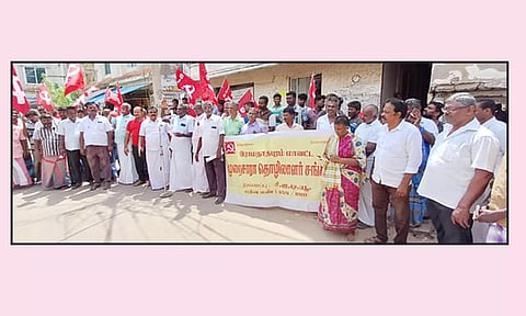 பல்வேறு கோரிக்கைகளை வலியுறுத்தி சி.ஐ.டி.யு தொழிற் சங்கத்தினா் ஆா்ப்பாட்டம் நடத்தினர்.