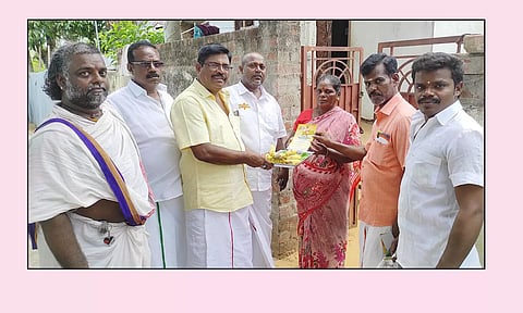 வீடு வீடாக சென்று அழைப்பிதழ் கொடுத்த நிர்வாகிகள்.