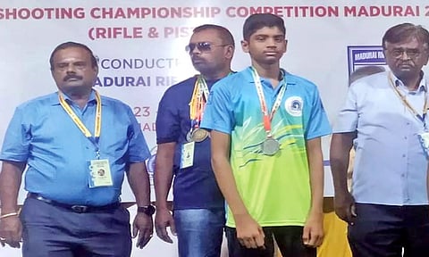 மாநில அளவிலான துப்பாக்கி சுடும் போட்டி- விவேகானந்தா வித்யாஷ்ரம் பள்ளி மாணவர் சாதனை