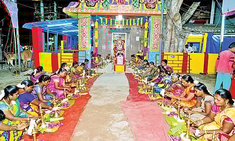 விழாவில் திருவிளக்கு பூஜை நடந்தபோது எடுத்த படம்.