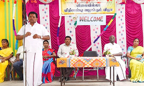 விழாவில் அமைச்சர் அனிதா ராதாகிருஷ்ணன் பேசியபோது எடுத்த படம். அருகில் பேரூராட்சி துணைத்தலைவர் கல்யாணசுந்தரம், மாவட்ட பஞ்சாயத்து தலைவர் பிரம்மசக்தி ஆகியோர் உள்ளனர்.