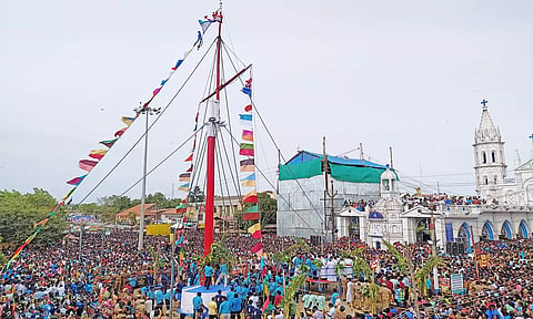 உலக புகழ்பெற்ற தூத்துக்குடி பனிமயமாதா பேராலயத்தின் 441-ம் ஆண்டு திருவிழா மற்றும் 16-வது தங்கத்தேர் திருவிழா இன்று காலை கொடியேற்றத்துடன் தொடங்கியது. இதில் கலந்து கொண்ட பக்தர்களை படத்தில் காணலாம்.