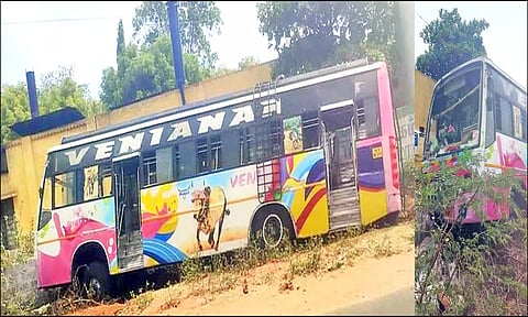 கட்டுப்பாட்டை இழந்த பஸ் சாலையோர பள்ளத்தில் இறங்கி அங்குள்ள தனியார் நிறுவன சுற்றுச்சுவர் மீது மோதி நிற்பதையும், பஸ்சின் முன்பக்க கண்ணாடி உடைந்திருப்பதையும் படத்தில் காணலாம்.