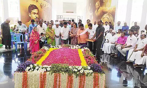 அப்துல்கலாம் குடும்பத்தினர் அஞ்சலி செலுத்தியபோது எடுத்த படம்.