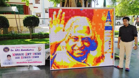 கியூப்களால் தான் உருவாக்கிய அப்துல் கலாம் உருவ வடி–வத்துடன் மாணவர் அப்துல்லா பான்ஞ்பயா 