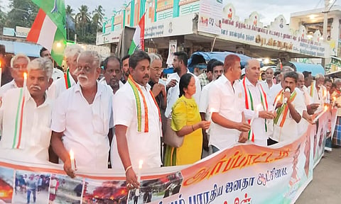 ஆர்ப்பாட்டத்தில் ஈடுபட்ட காங்கிரஸ் கட்சியினர்.