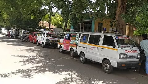 ஓமலூர் அரசு ஆஸ்பத்திரி முன்பு நிறுத்தி வைக்கப்பட்டுள்ள தனியார் ஆம்புலன்ஸ்கள்.