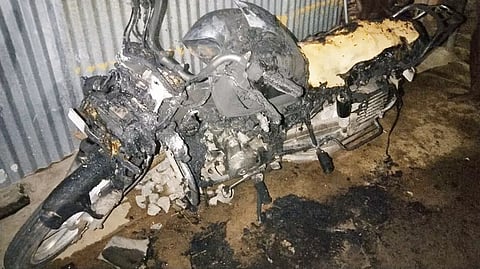 மோட்டார் சைக்கிள் பெட்ரோல் ஊற்றி எரிப்பு