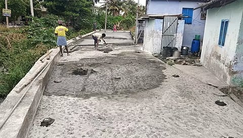 பள்ளிபாளையம் நகராட்சியில்அளவு குறைவாக அமைக்கப்பட்ட கான்கீரிட் சாலை
