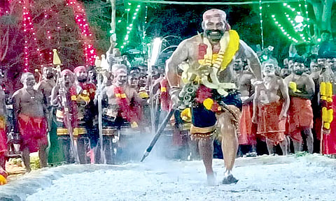 ஆரல்வாய்மொழி முப்பந்தல் ஆலமூடு அம்மன் கோவிலில் பூக்குழி திருவிழா