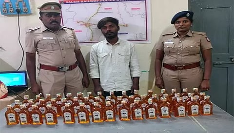 ரெயிலில் கடத்திய 48 மது பாட்டில்கள் பறிமுதல்