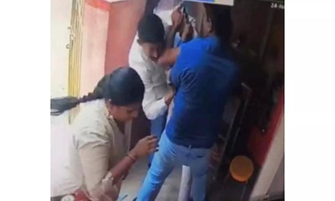 தம்பதியை தாக்கிய சி.சி.டி.வி. காட்சி. 