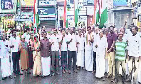 காங்கிரஸ் கட்சியினர் மெழுகுவர்த்தி ஏந்தி ஆர்பாட்டம்