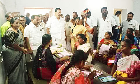 மகளிர் உரிமைத்தொகை விண்ணப்ப பதிவு முகாமை அமைச்சர் ஆர்.காந்தி ஆய்வு செய்த காட்சி.