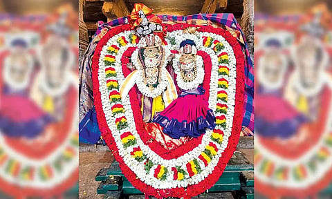 சிறப்பு அலங்காரத்தில் அருள்பாலித்த சுவாமி-அம்பாள்.