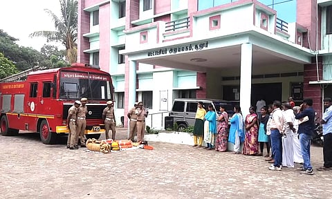 வெள்ளம் வந்தால் சமாளிப்பது குறித்து தீயணைப்பு வீரர்கள் செயல் விளக்கம்