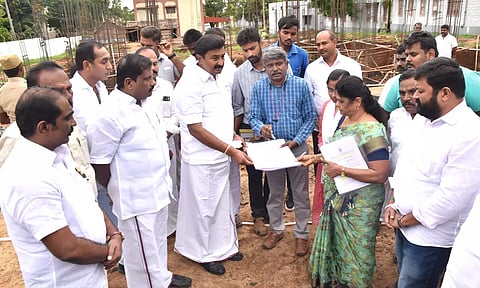 பொள்ளாச்சி சின்னாம்பாளையத்தில் 2 அடுக்கு மாடிகளுடன் உருவாகும் நினைவு அரங்கம்