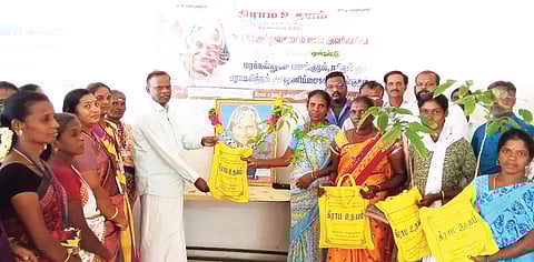 கிராம உதயம் நிர்வாக இயக்குனர் டாக்டர் சுந்தரேசன் துணிப்பைகளை வழங்கிய காட்சி.