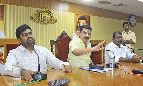 மாநகராட்சி கூட்டத்தில் மேயர் சரவணன் ஆவேசமாக பேசிய காட்சி. அருகில் துணை மேயர் கே.ஆர்.ராஜூ, மாநகராட்சி கமிஷனர் சிவகிருஷ்ணமூர்த்தி உள்ளனர்.