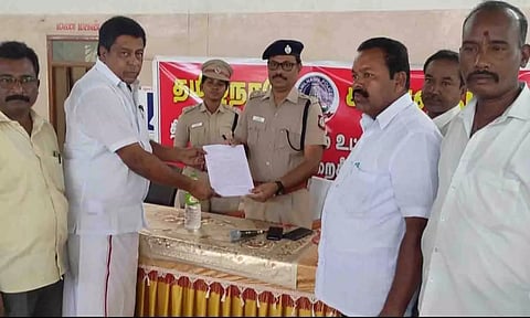 பல்லடம் மதிமுக., நகரச் செயலாளர் வைகோ பாலு, ஆதித்தமிழர் பேரவை பவுத்தன் போலீசாரிடம் மனு அளித்தக் காட்சி.