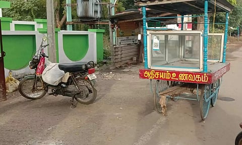 தி.மு.க. நிர்வாகியின் தள்ளுவண்டி மீண்டும் அதே இடத்தில் நிறுத்தப்பட்டுள்ள காட்சி.