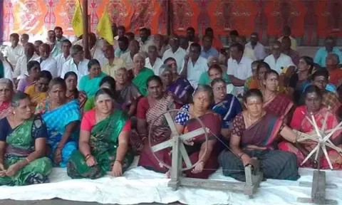 உண்ணாவிரதத்தில் பங்கேற்ற பெண்கள் கைத்தறி ராட்டையில் துணி நெசவு செய்த காட்சி.