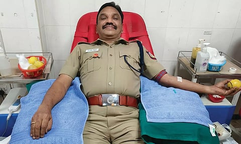 போலீஸ் சூப்பிரண்டு சிவகுமார் ரத்த தானம் செய்த காட்சி