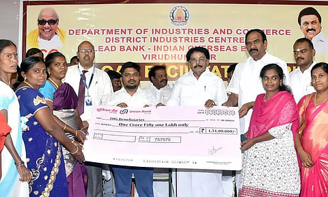 தொழில் முனைவோர்களுக்கு கடனுதவி வழங்கல்