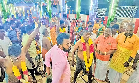 அச்சுதடிமாட சுவாமி கோவில் கொடை விழாவை முன்னிட்டு சுவாமி யாடிகள் தாமிரபரணி ஆற்றில் இருந்து தீர்த்தம் எடுத்து வந்த காட்சி.