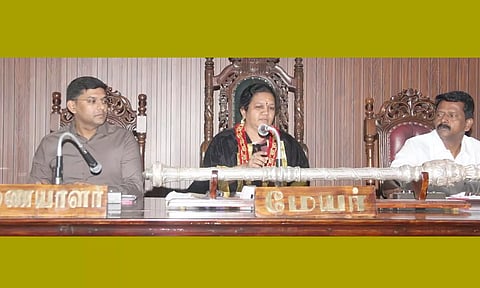 மேயர் இந்திராணி தலைமையில் மாநகராட்சி கூட்டம் நடைபெற்ற போது எடுத்த படம்.