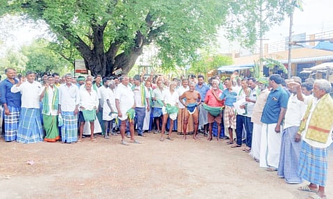 விவசாயிகள் கோவணத்துடன் நூதன போராட்டம்