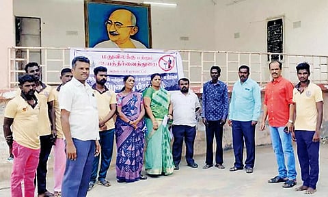 விழிப்புணர்வு பிரச்சாரம் நிகழ்ச்சியை பேரூராட்சி செயல் அலுவலர் வெங்கடகோபு தொடங்கி வைத்த போது எடுத்த படம்.