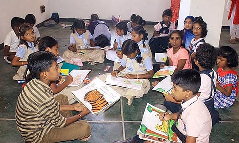 போட்டியில் பங்கேற்ற மாணவ, மாணவிகளை படத்தில் காணலாம்.